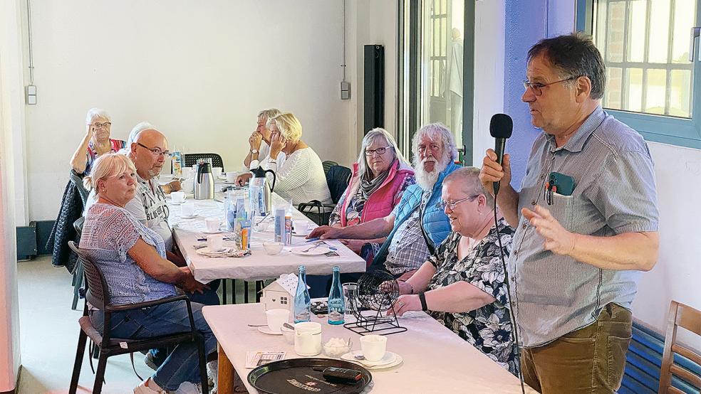 Hilmar Bockhacker erzählte beim Seniorennachmittag während der Veranstaltung Geschichten aus der Seefahrt.  © Foto: Kuper