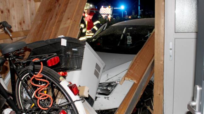 Auto kommt von der Straße ab und fährt gegen Hauswand