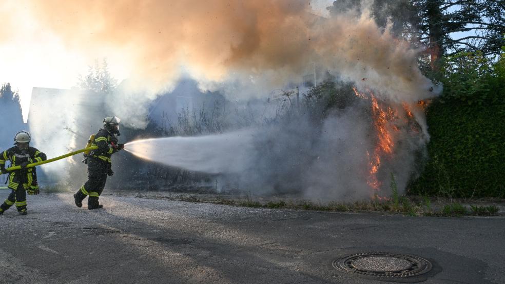 Dichter Rauch und Flammen: Die Feuerwehr löschte gestern Abend einen Heckenbrand in Weener. © Bruins
