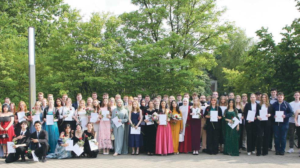 Gruppenbild mit dem Abschlusszeugnis in der Hand: Die Schülerinnen und Schüler erlangten ihre Fachhochschulreife in den Fachrichtungen Gestaltung, Technik sowie Gesundheit und Soziales.  © Foto: BBS 2