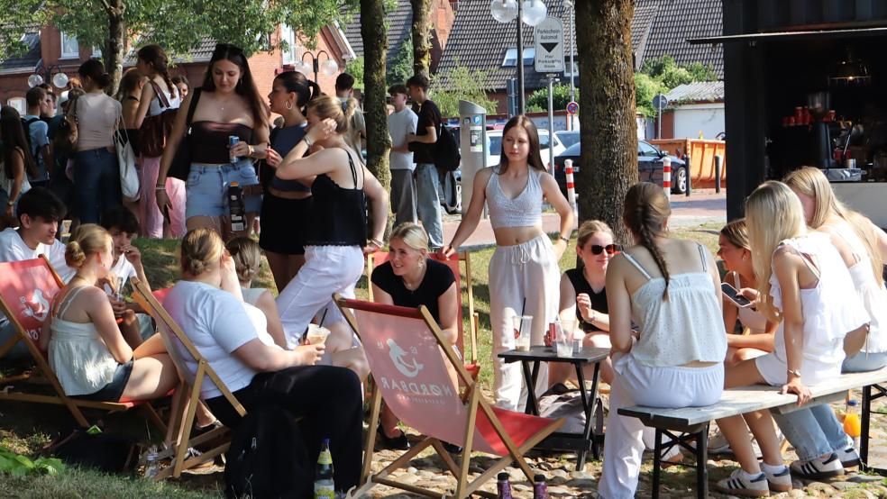 Hunderte von Jugendlichen feierten heute am Hafen in Leer den Ferienbeginn. © Ammermann