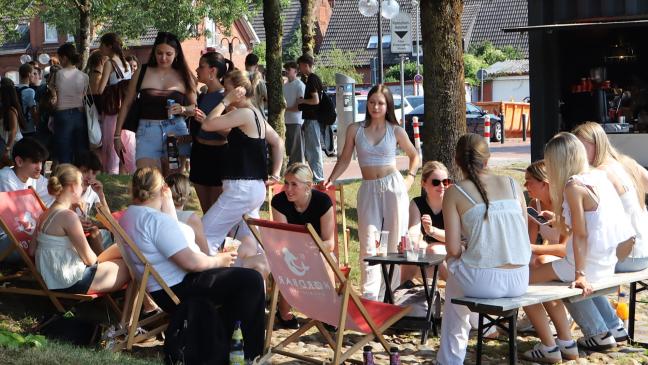Fröhliche Feier bei hochsommerlichen Temperaturen
