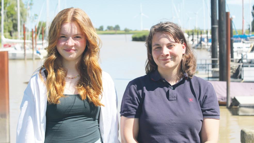 Eva Boekhoff ( von links) und Jule Vagelpohl segeln seit drei Jahren zusammen bei Luv-up Jemgum und fahren jetzt gemeinsam zur Weltmeisterschaft in die französischen Alpen.  © Foto: Berents