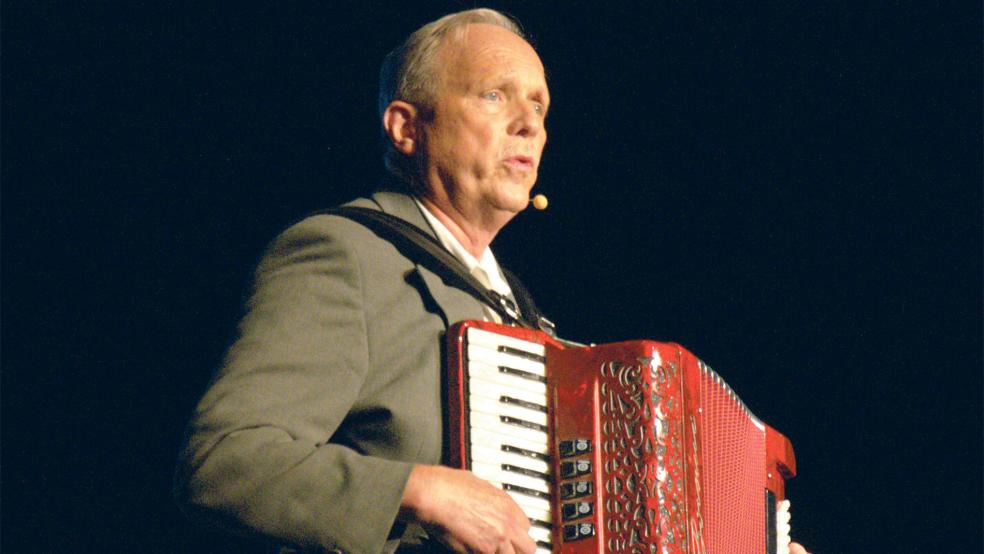 Machte auch Musik: Ulrich Tukur bei seinem Gezeitenkonzert-Auftritt in Leer.  © Foto: Hanken