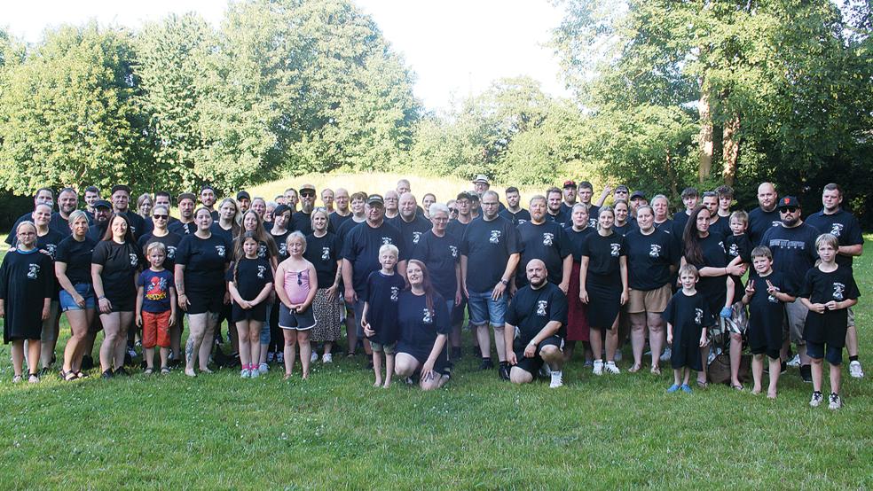 Die Bereitschaft zur Unterstützung ist enorm: Rund 75 Menschen trafen sich am Dienstagabend im Stapelmoorer Park, um beim Vorbereiten des »Free for all«-Festivals zu unterstützen.  © Foto: Busemann