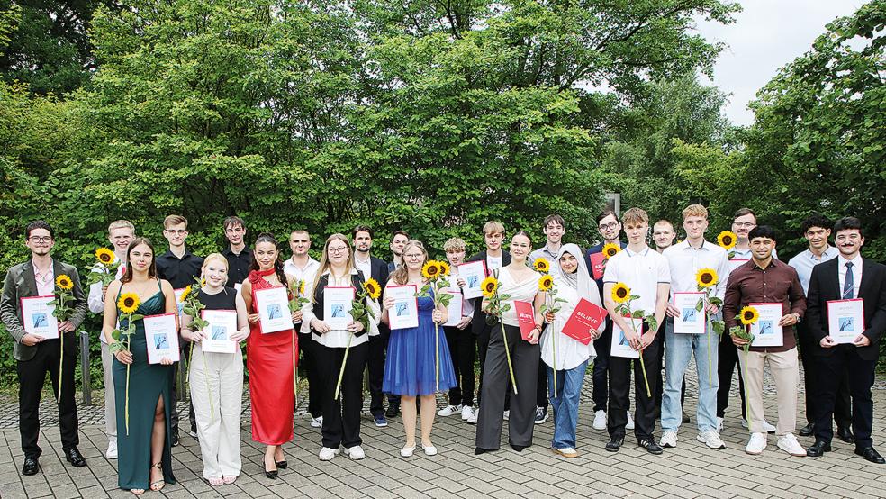 Zur Verabschiedung erhielten sie neben ihrem Zeugnis auch eine Sonnenblume (von links): Finn Kimi Platte, Thorge Hillen, Anneli Schoolmann, Fynn Torben Frey, Christina Schmidt, Tammo Füllbrunn, Blerta Saraci, Levin Schüdde, Jesslin Dirks, Lian Maali, Arthur Dannemann, Janina Bluhm, Miroslav Kerber, Silas Merlin Brügmann, Rena Freerks, Julian Becker, Yara Shanate, Hendrik Schnau, Sebastian Warsing, Tore Hjalmar Pittwald, Hannes Sinningen, Jeremy Elias Adam, Hadi Amiri, Mahdi Amiri und Mohamed Wahbeh.  © Foto: BBS 2