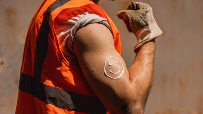 Wasser und Sonnencreme für Hitze-Arbeit 