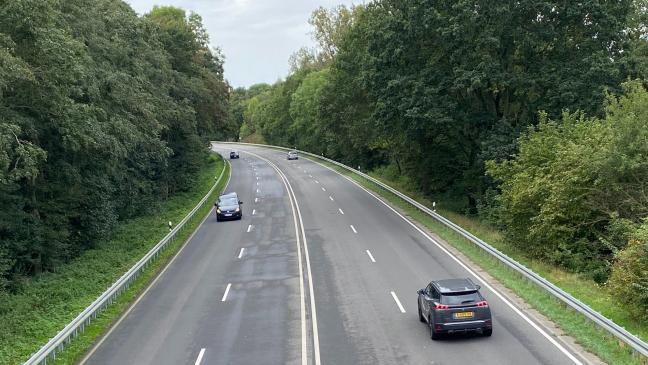 Gegenstände auf Auto geworfen