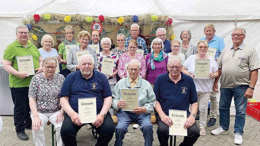 20 Gründungsmitglieder des Heimatkundlichen Arbeitskreises wurden im Rahmen der Jubiläumsfeier für 30 Jahre Mitgliedschaft geehrt.  © Fotos: Kuper 