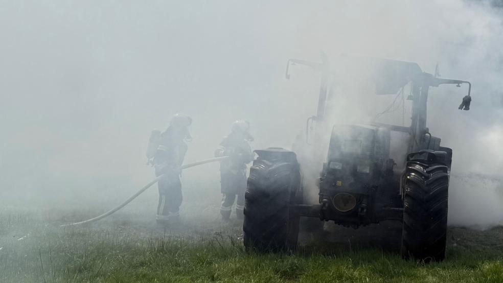Auf einem Feld bei Schirum stand ein Traktor in Flammen. © Foto: Feuerwehr