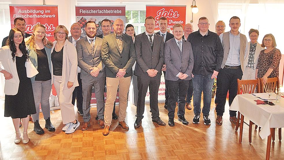 Die erfolgreichen Auszubildenden des Fleischerhandwerks erhielten ihre Gesellenbriefe im Rahmen einer Feierstunde im »Gasthuus op Dörp« in Flachsmeer unter anderem aus den Händen von Innungsobermeister Markus Leggedör (hinten links).  © Foto: Wolters