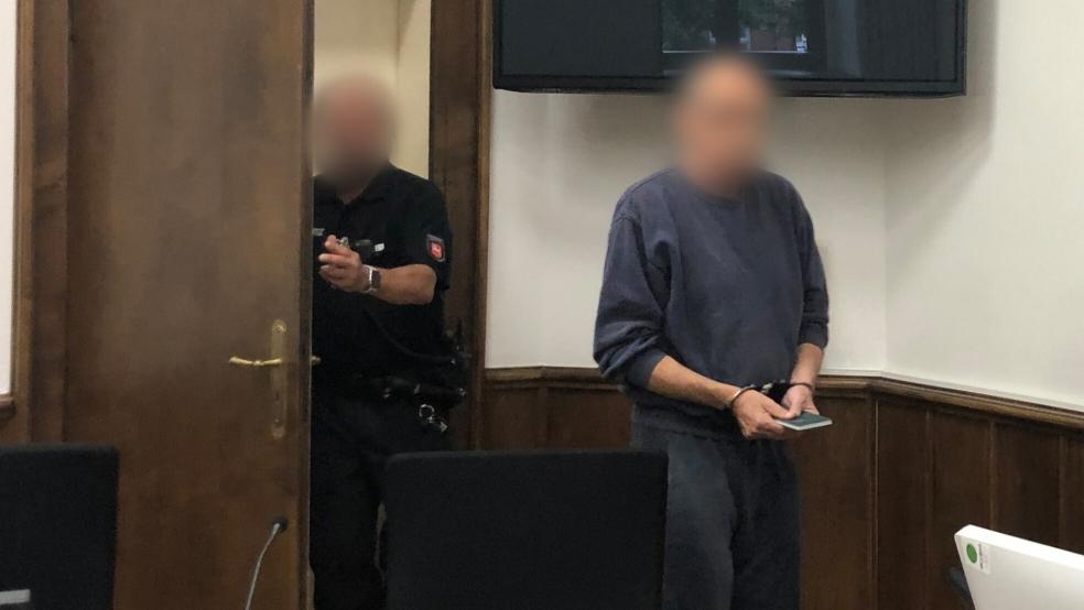 Ein 68-jähriger Emder steht wegen des gewaltsamen Todes seiner Ehefrau vor Gericht. Er hat die Tat gestanden.  © dpa