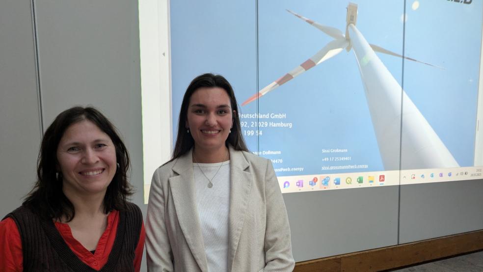 Im Mai hatten Geschäftsführerin Sissi Großmann (links) und Projektleiterin Alicia Krick von der WEB Windenergie Deutschland GmbH im Bauausschuss der Gemeinde Jemgum über die Windkraft-Planungen des Unternehmens informiert. © Szyska