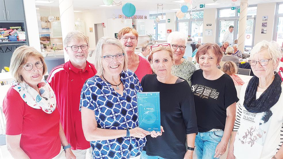 TV-Vorsitzender Wilhelm Timmer freut sich mit den »3000 Schritte«-Wegbegleiterinnen Beate Meyer (von links), Wilma Nee-Winterboer, Anneliese Kruithoff, Birgitt Hejnal-Modder, Dini Reck, Beate Sap und Helga Lamprecht über die Auszeichnung.  © Foto: Berents