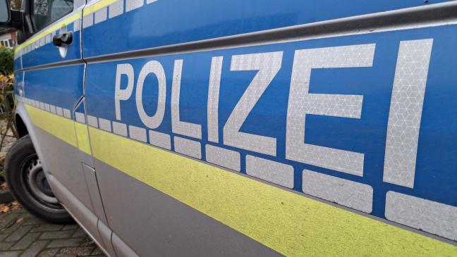 Sattelschlepper drückt Auto in Leitplanke