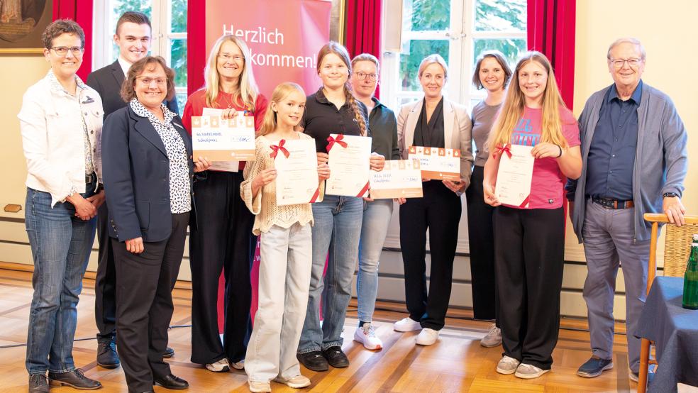 Professor Dr. Frauke Grittner vom RPZ, Marcel Saathoff von der Sparkasse LeerWittmund, Inka Lottmann von der Sparkasse Aurich-Norden, Gabi Gödeke von der Grundschule Stapelmoor, Femke Siepker, Martje Drewenz, Anja Drewenz für das UEG Leer, Silke Kölber von der KGS Hage, Imke Schöneboom vom RLSB, Johanna Rewerts und Landschaftsrat Dieter Baumann.  © Foto: Landschaft