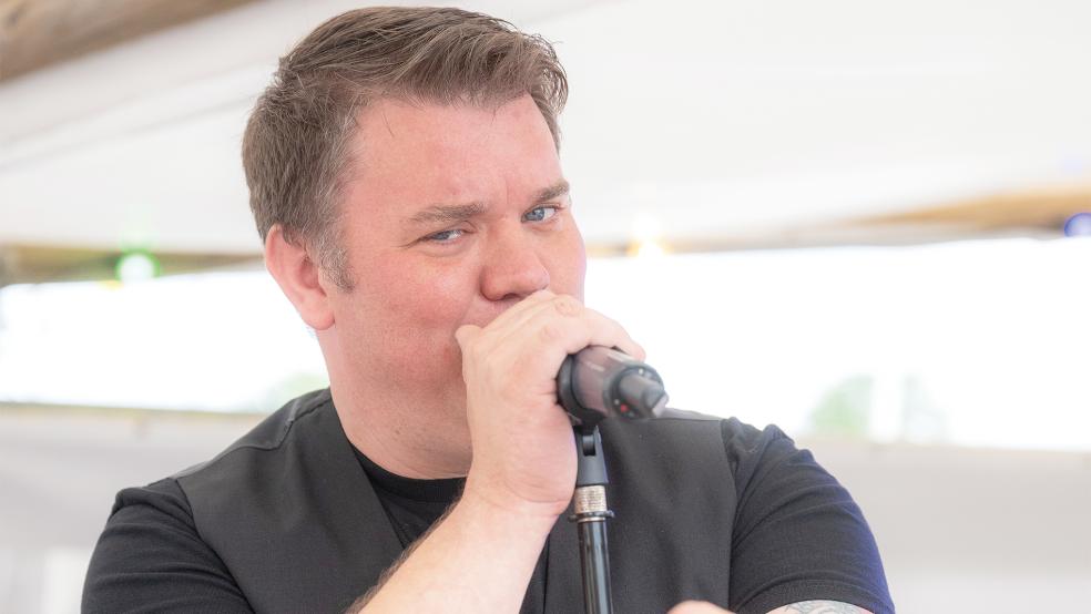 Sänger »Lawi« alias Christian Lawatsch bei seinem Auftritt am »Hafen 55«.  © Foto: Bruins