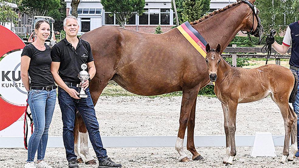 Kim Alexandra und Christoph Schaudien freuen sich über den Tagessieg beim 3. Ammerländer Fohlenchampionat mit ihrem Fohlen »Love in motion«.  © Foto: Kiki Beelitz