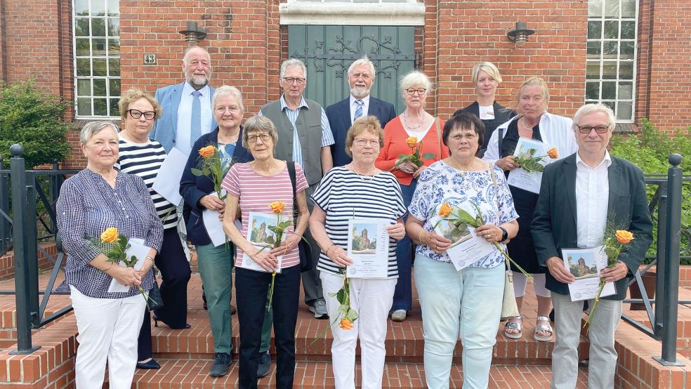 Feierten Goldene Konfirmation (von links): Christa Nannenga, Schwanette Sanders (geb. Jans), Hillerich Winterboer, Giesela de Boer (geb. Bloem), Lieske Randt (geb. Kaput), Manfred Groen, Folkert Winterboer, Alberta Fröhlich (geb. Auen), Tomma Teyen (geb. Berghaus), Margarethe Hülsing (geb. Festers), Pastorin Jana Metelerkamp, Talea Glosch-Brian (geb. Winterboer), Evert Pastoor.  © Foto: Kuper