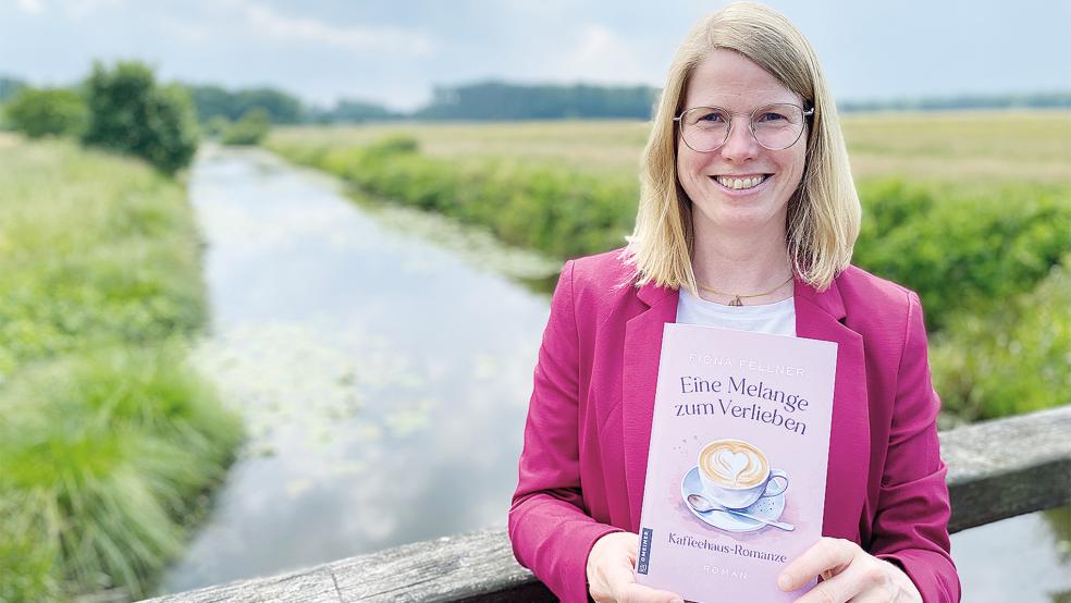 Heimatbesuch: Beim Spaziergang über die Meentelande erzählt Martina Schomaker-Engelmann alias Fiona Fellner über ihr Roman-Debüt »Eine Melange zum Verlieben«.  © Foto: Hanken