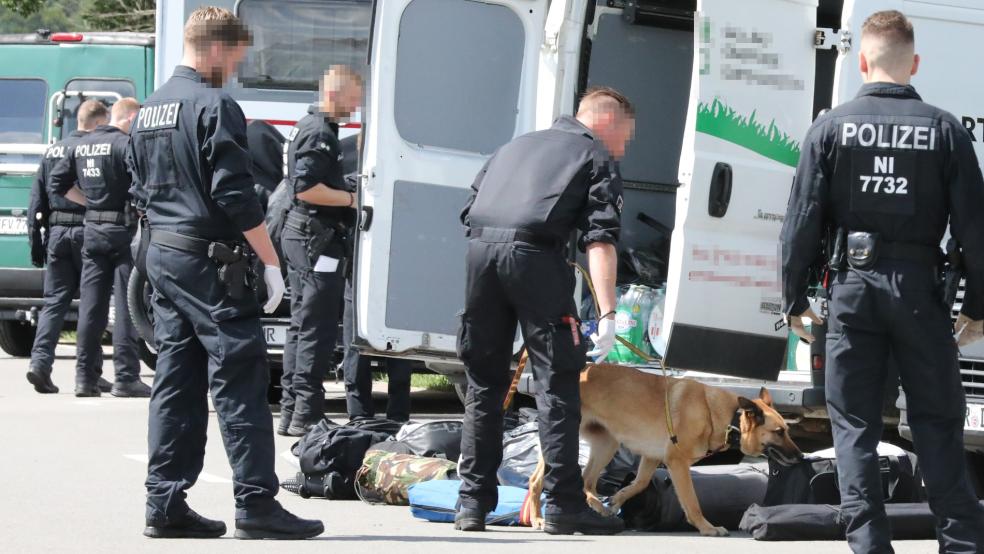 Die Polizei kontrolliert die anreisenden Teilnehmer zu dem "World Run"-Motorradtreffen und setzt dabei auch Hunde ein. © Hock