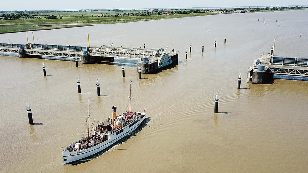 Das historische Dampfschiff »Prinz Heinrich« - hier bei der Passage des Ems-Sperrwerks bei Nendorp - kommt wieder zum Ditzumer Hafenfest. Am Samstag können Festbesucher mit dem Traditionsschiff von Leer nach Ditzum fahren, am Sonntag von Ditzum nach Leer. Im Fischerdorf kann die »Prinz Heinrich« kostenlos besichtigt werden.  © Foto: Verein Traditionschiff »Prinz Heinrich«