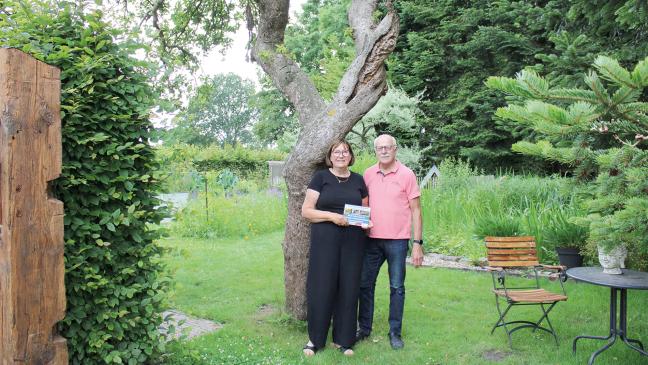 Plaketten würdigen drei paradiesische Naturgärten