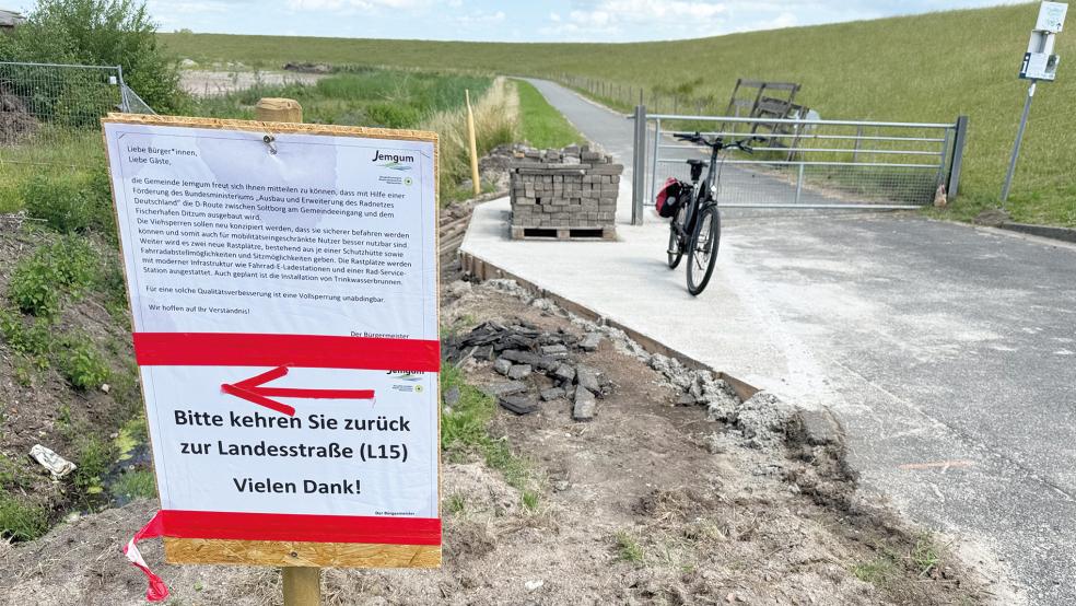 Der Radweg entlang des Emsdeiches zwischen Soltborg und Ditzum ist derzeit wegen umfangreicher Bauarbeiten gesperrt, eine Umleitung über den Radweg an der L15 ist ausgeschildert. Dennoch halten sich einige Uneinsichtige nicht an die Beschilderung und setzen die Absperrungen zur Seite oder beschädigen diese sogar.  © Foto: Gemeinde Jemgum