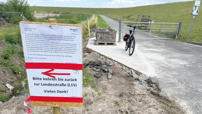 Radler schieben Sperren zur Seite
