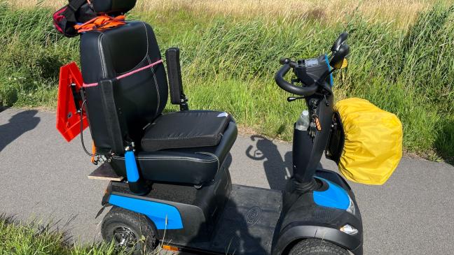 Frau stürzt mit Elektro-Rollstuhl in Graben