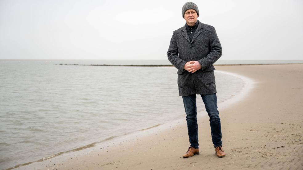Jürgen Akkermann (parteilos), Bürgermeister der Stadt Borkum, auf dem Weststrand der ostfriesischen Insel. © Schuldt (dpa)