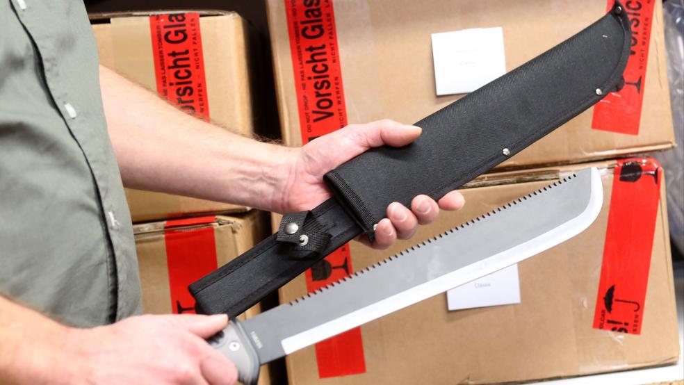Ein Versandhändler zeigt eine Machete. © Weihrauch (dpa/Symbolfoto)