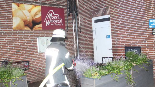 Sonnenschirm und Gartenmöbel in Flammen