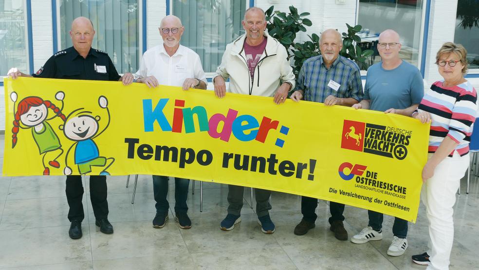 Appellieren an die Vernunft der Autofahrer (von links): Die Vertreter der Verkehrswachen Hans-Günther Jelting (Leer), Hajo Reershemius (Norden), Holger Gärtner (Emden), Hans-Friedel Walterc(Aurich) Sascha Nowak (Wittmund) und die Pressesprecherin der Brandkasse, Signe Foetzki.  © Foto: Jürgens