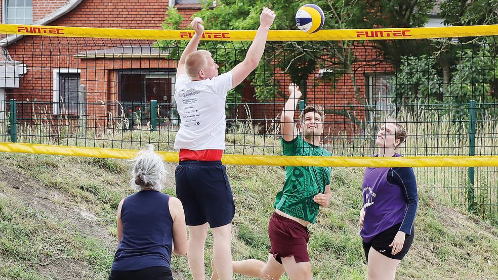 Fünf Teams kämpften im heißen Bingumer Sand um den Beachvolleyball-Cup.  © Foto: Ammermann