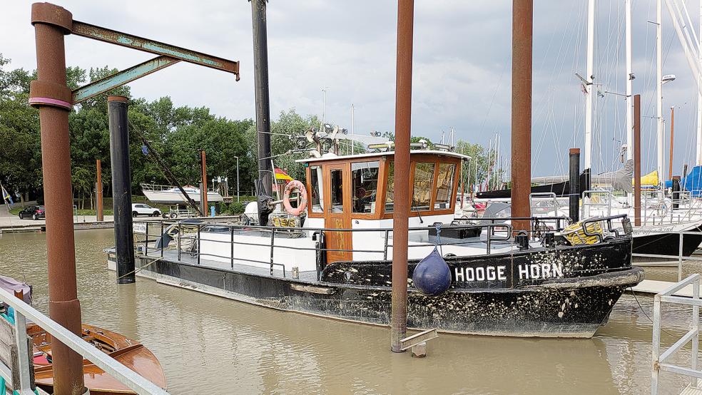 Das Räumschiff »Hooge Hörn« des Niedersächsischen Landesbetriebs für Wasserwirtschaft, Küsten- und Naturschutz (NLWKN) war auch im Jemgumer Hafen wieder im Einsatz.  © Foto: Szyska