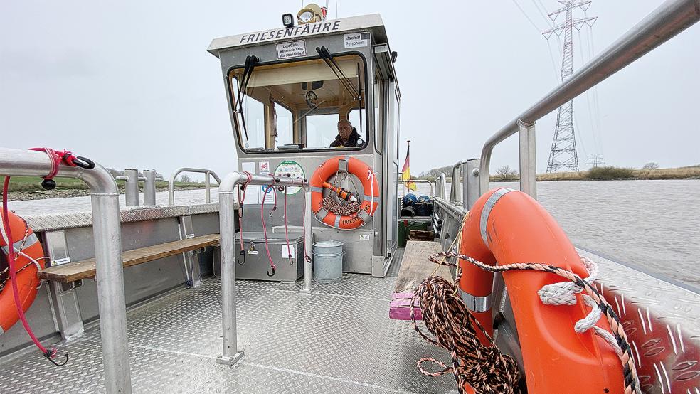 Als ersatzweise Ems-Querung für Fußgänger und Radfahrer pendelte die »Friesenfähre« von 2018 bis 2024 zwischen Weener und Mitling-Mark. Bald wird das Aluminium-Boot im Landkreis Mainz-Bingen auf dem Rhein verkehren.  © Archivfoto: Hanken