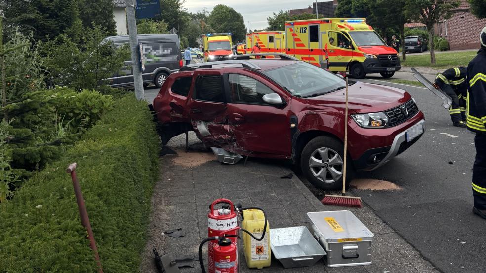 Ein Bild der Verwüstung bot sich an der Unfallstelle. Die Feuerwehr war mit einem Großaufgebot im Einsatz. © Feuerwehr