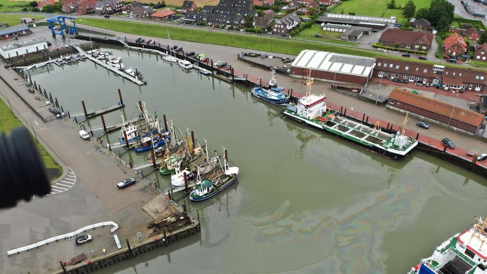 Rund 50 Liter ölhaltiges Abwasser ist laut Wasserschutzpolizei in den Hafen von Norddeich geflossen. Hier eine Drohnenaufnahme aus der Vogelperspektive. © Feuerwehr