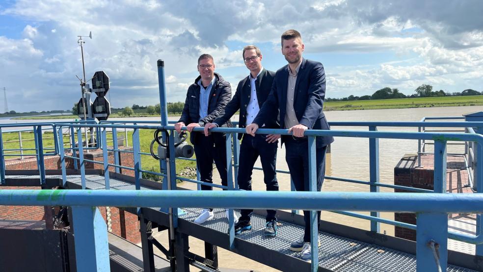 Tauschten sich oberhalb des Schleusentores des Hafens in Weneer aus: (von links) Markus Bakker (Geschäftsführer der Hafen Weener GmbH), Timo Kramer und Arne Woldenga. Beide gehören zum Vorstand der HWV.  © Foto: privat