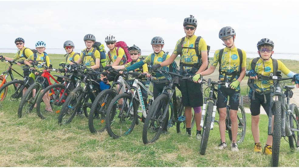 Zehn Schüler der FCSO absolvierten eine Radtour um die Ostfriesische Halbinsel. Unter ihnen war mit Oskar Boekhoff aus Midlum (sechster von links) auch ein Rheiderländer.  © Foto: FCSO