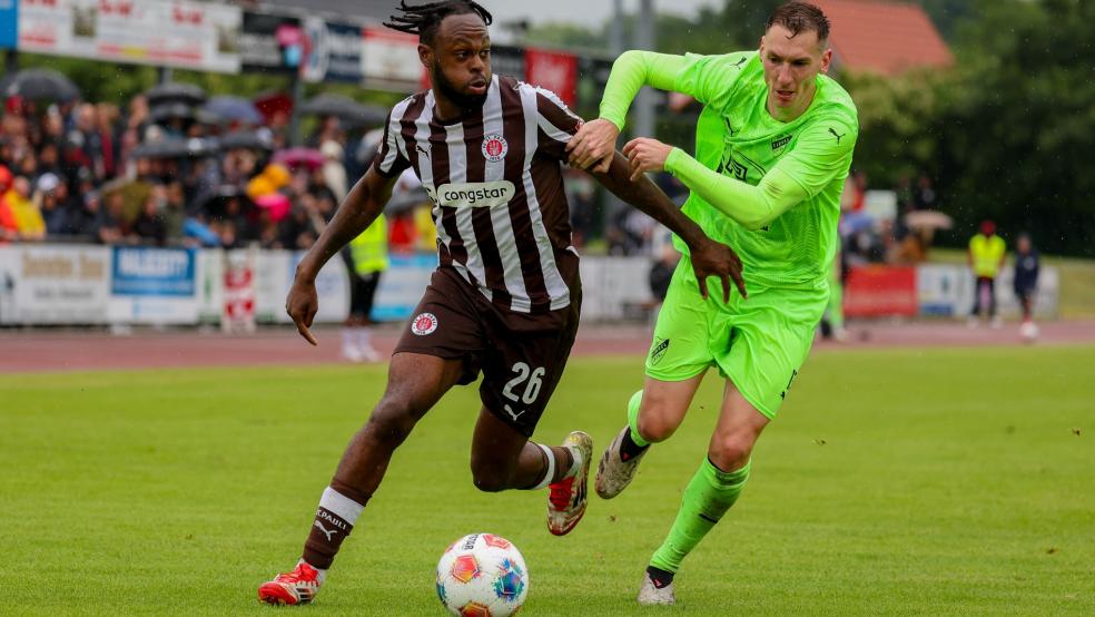 Nico Gereke (rechts) und Grün-Weiß Firrel wehrten sich nach Kräften gegen Ricky Jones und St. Pauli.  © privat