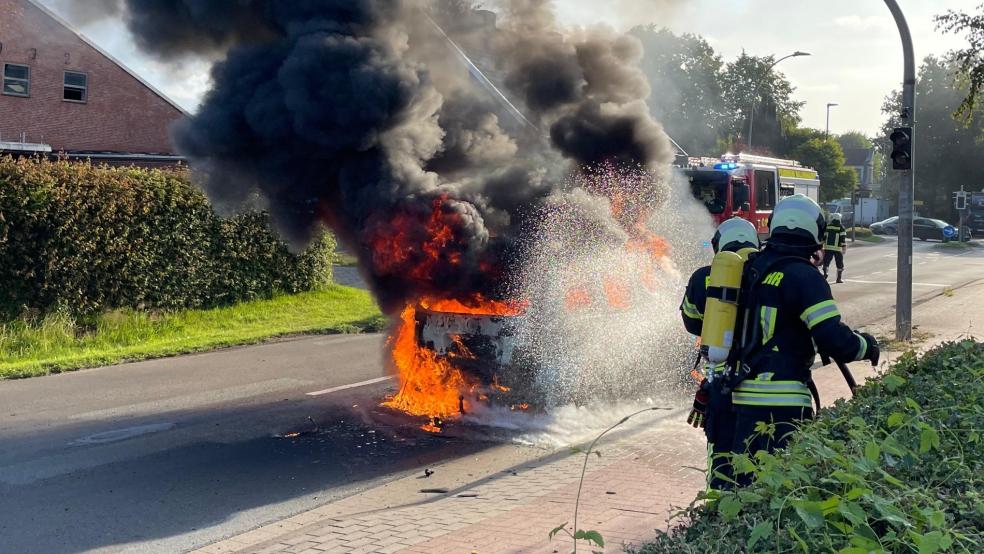 Die Feuerwehr konnte den vollständigen Verlust des Wagens nicht mehr abwenden. © Foto: Feuerwehr