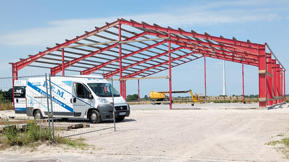An der Stichstraße »Am Mühlentief« entsteht eine neue Stahlbauhalle, die Friedhelm Borde als zusätzliche Lagerfläche für seinen Landschaftspflege-Betrieb errichten lässt.  © Fotos: Szyska