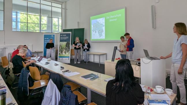 Oberschüler halten Fachvortrag an Universität