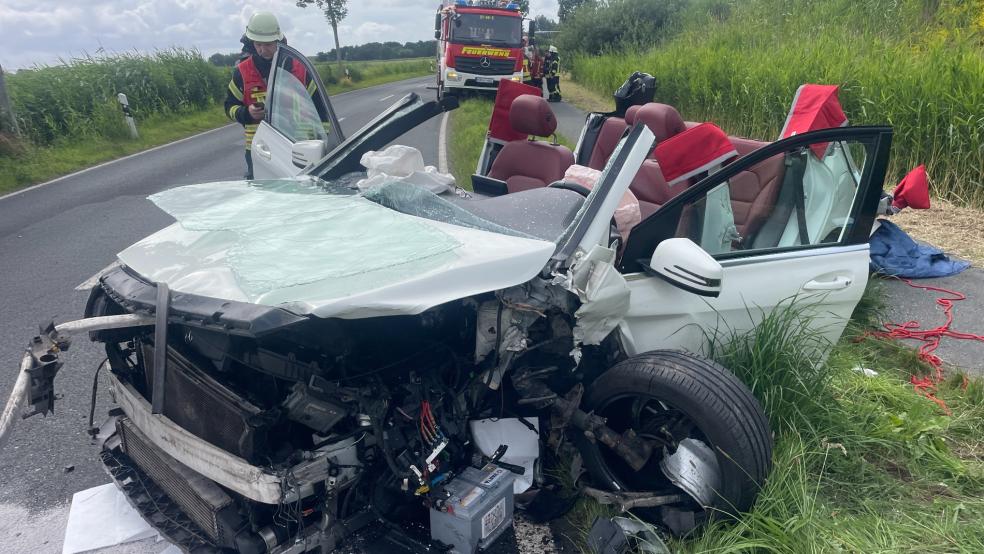 Die Freiwillige Feuerwehr Norden musste zwei Frauen aus einem der beiden beteiligten Unfallwagen befreien. © Foto: Freiwillige Feuerwehr Norden