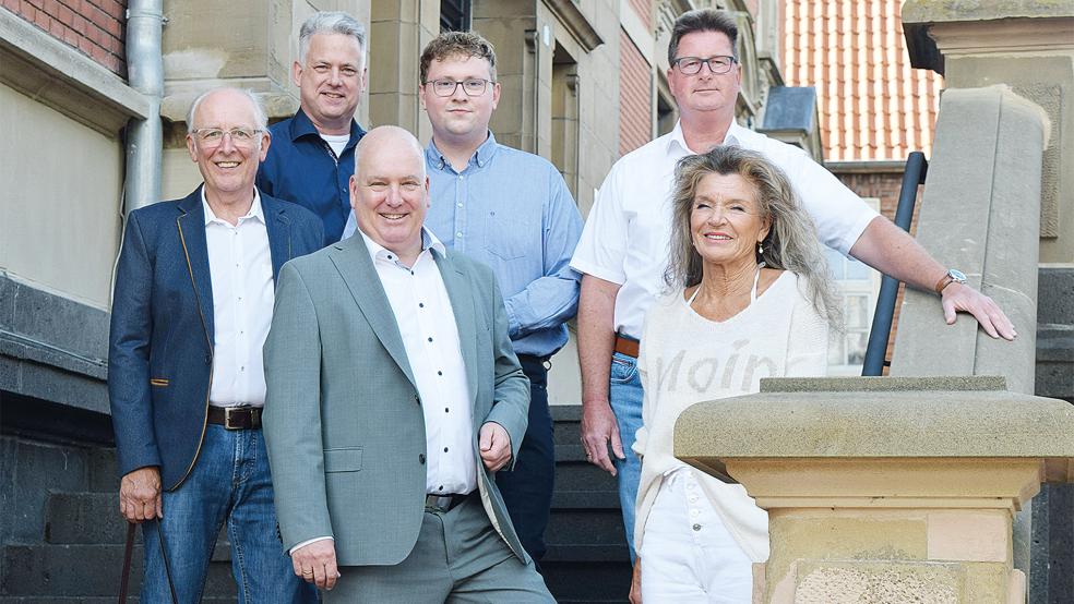 Bürgermeister Claus-Peter Horst (vorne links) zusammen mit (von links) Remmer Hein (Vorsitzender des SPD-Stadtverbandes Leer), Florian Stoye (Vorsitzender der SPD Loga-Logabirum), Jarno Behrens (Vorsitzender der SPD Kernstadt Leer), Sönke Eden (Vorsitzender der SPD Bingum) und Beate Stammwitz (Vorsitzende der SPD Heisfelde-Nüttermoor).  © Foto: SPD