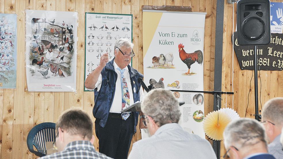 Bernhard Jütting informierte die Festgäste über die Geschichte der Vereinshalle des Geflügelzuchtvereins.  © Foto: Wolters