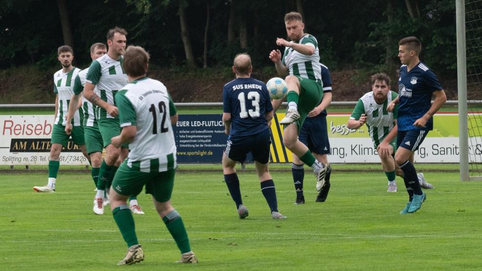 Patrick Hinderks (grünes Trikot, am Ball) traf am Dienstag zweimal, auch gegen SuS Rhede. © Lohmann