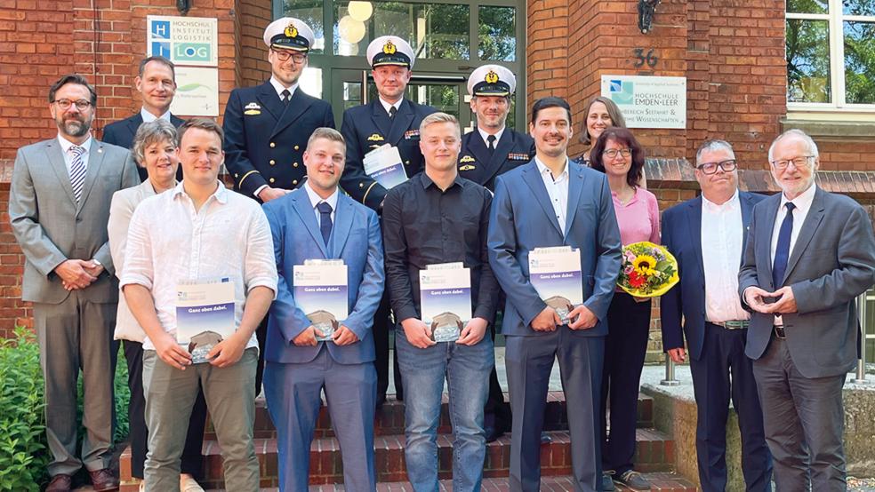 Nach der Patentverleihung (von links): Burkhard Petzold (Hochschule Emden/Leer), Oberstudienrat Kapitän Matthias Mattausch, Silvia Messing (Landesamt für Schule und Bildung), Nick Düwel, Carsten Morgenstern, Jonas Karl Haase, Alexander Klemt, Leif Henrik Pape, Daniel Burkmann, Steffen Holtz, Seefahrtoberlehrerin Sandra Schilling, Edda Kampen (Hochschule Emden/Leer), Kapitän Georg Haase (Förderkreis der Seefahrtschule Leer) und Hochschulpräsident Prof. Dr. Gerhard Kreutz.  © Foto: Hochschule